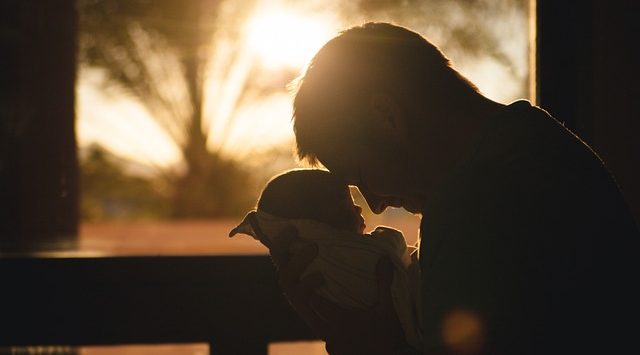 zorg voor baby door vader na scheiding