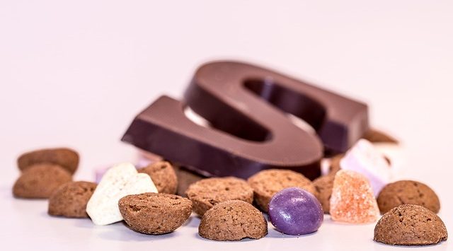 Chocolade letter en pepernoten. Zijn jullie er al aan toe om Sinterklaas samen te vieren