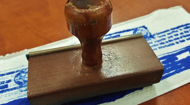 Foto van stempel. Liefde verdienen door hulp in administratie