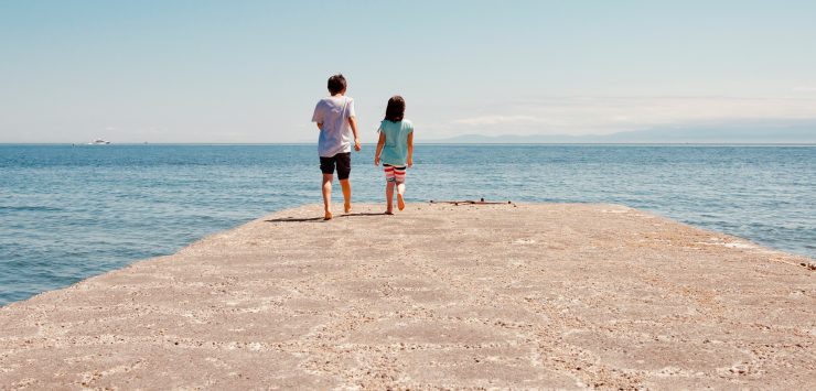 kinderen op strand. Ouderschapsplan aanpassen