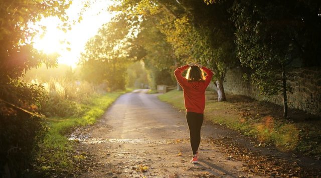 wandelende vrouw. Wandelen na de scheiding geeft mooie inzichten