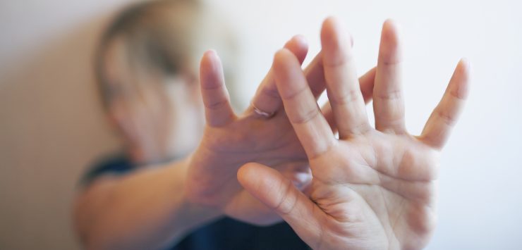 Afwer van een vrouw. Waarom ga je niet weg bij huiselijk geweld?