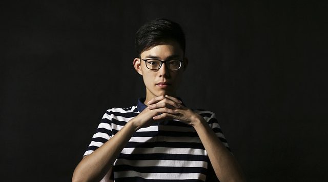 verlegen jongeman. Is offline daten iets voor jou?