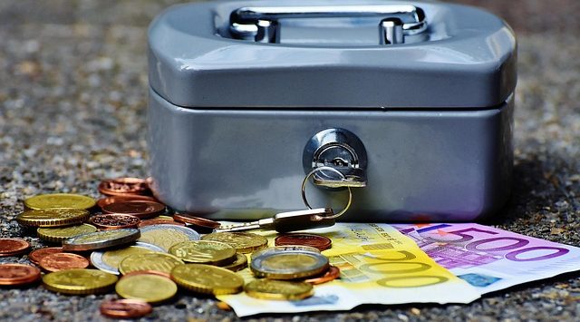 kluisje met geld. Grip op geld na de scheiding