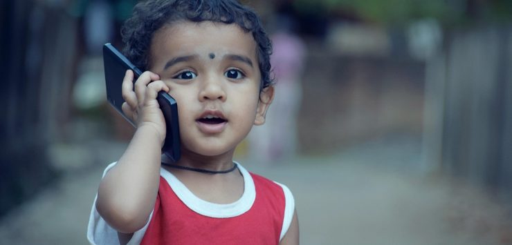 kind met mobiel
