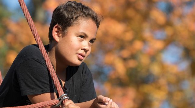 jongen op schommel. Praktische tips voor gescheiden ouders