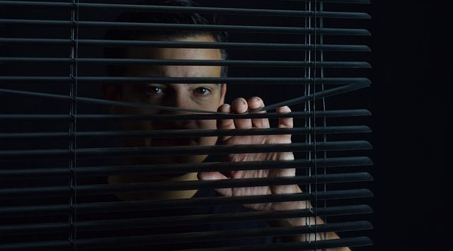 eenzame man achter luxaflex. Eeenzaam na scheiding