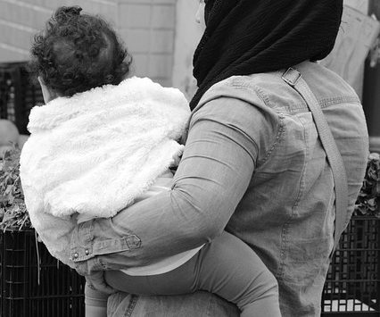 vrouw met hoofddoek met kind. symbool voor interculturele scheiding