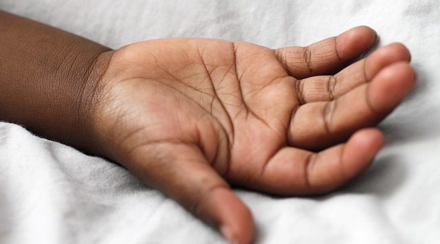 vragende kinderhand. Kinderalimentatie niet op tijd betaald