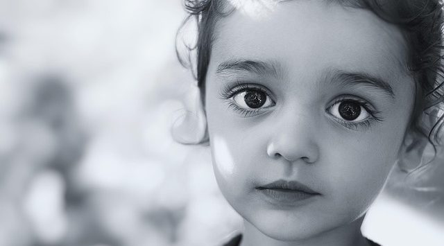 peuter meisje symbool voor scheiden met een peuter