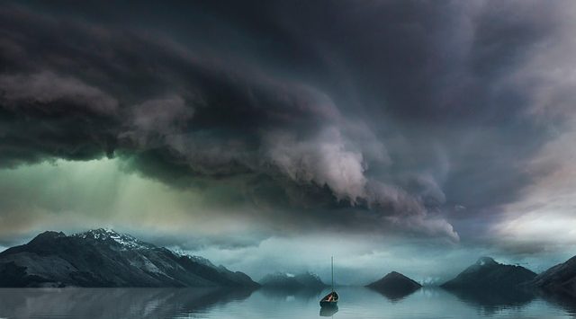 bootje alleen in de storm.symbool voor de emotionele storm tijdens een scheiding.