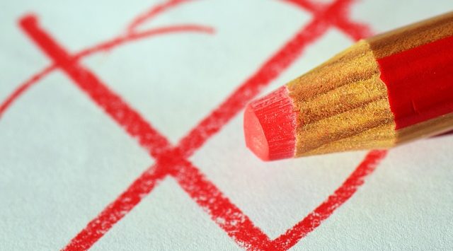 rood potlood symbool voor stembiljet voor gescheiden mensen.