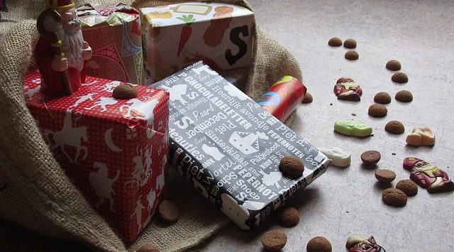 kadootjes en pepernoten symbool voor de eerste sinterklaas na de scheiding