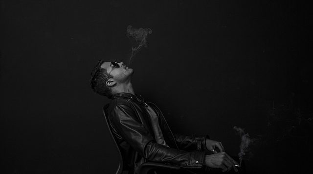 man blaast rook uit symbool voor islamitische scheiding