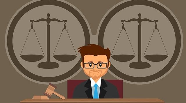 een rechter met twee weegschalen getekend. Symbool voor hoorrecht kinderen scheiding 8 jaar