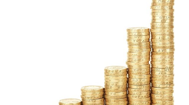 rijtjes geld die groter worden symbool voor rentestijging en ex.