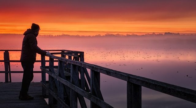 Syrische Nederlander uit elkaar. Man kijken over water.