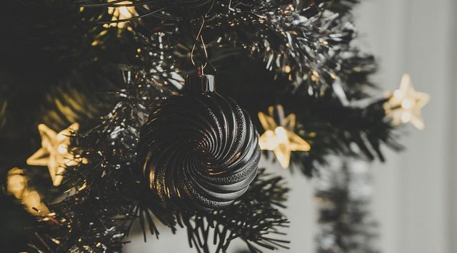 eenzame zwarte kerstbal, symbool voor alleen zijn met kerst