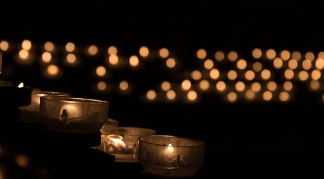 kaarsjes in de kerk symbool voor scheiden feestdagen als christen