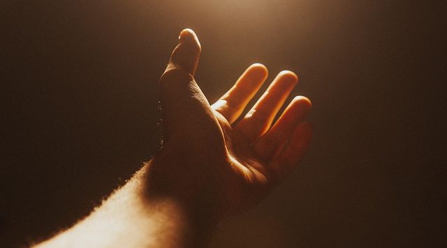 uitgereikte hand symbool voor contactherstel na ouderverstoting