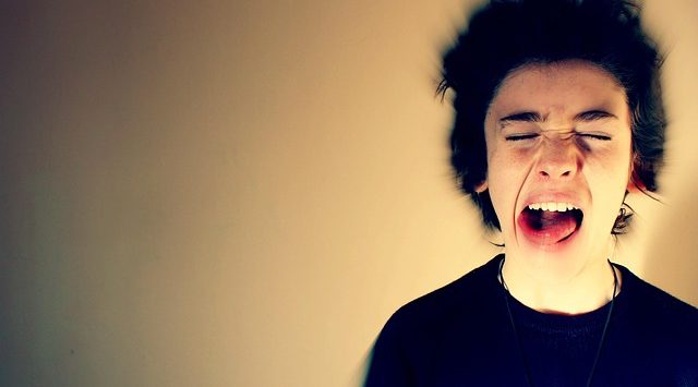 schreeuwende vrouw symbool voor stress na scheiding