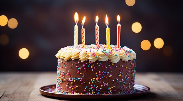 taart met kaarsjes symbool voor al 14 jaar naast mensen in scheiding