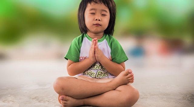 Aziatisch meisje mediteren. symbool voor goede omgangsregeling.