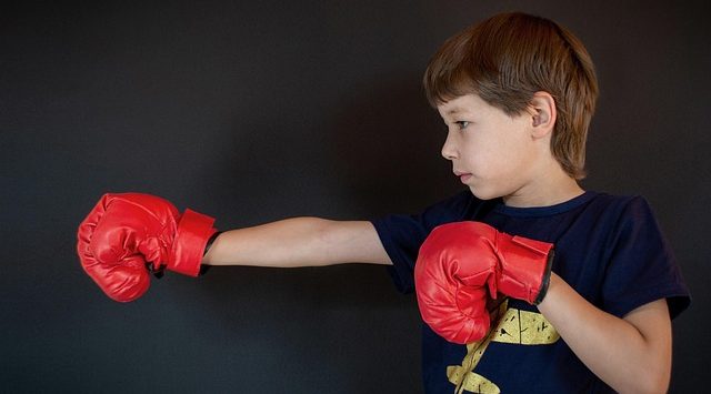 kind met boks handschoenen aan symbool voor rust na de scheiding