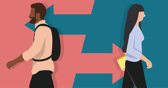 getekende man en vrouw lopen weg van elkaar. Symbool voor de invloed van overgang op relatie