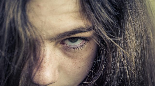 angstig meisje symbool voor verschil in opvoeding leidt tot scheiding