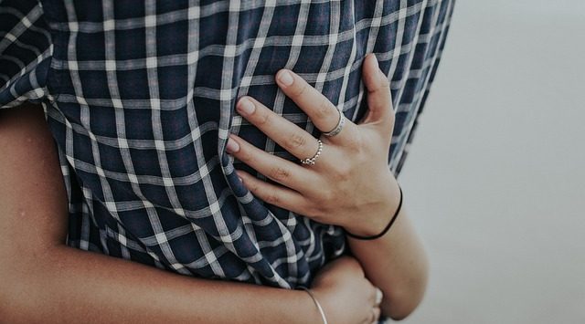 knuffelend stel. Wereldknuffeldag