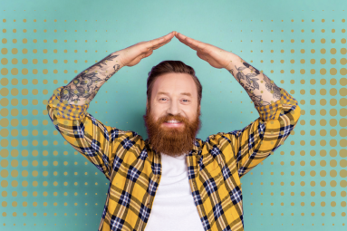 Man die dak maakt met handen. Op zoek naar een dak boven je hoofd na scheiding