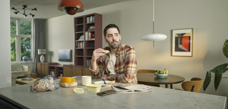 man in keuken. Symbool voor belastingaangifte na scheiding