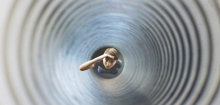 boy fallen into a giant spring looking for a solution to get out. Symbool voor kinderenin scheiding