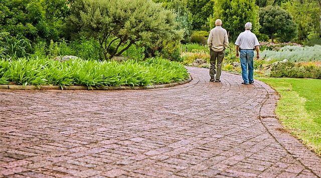 twee mannen lopen weg. Pensioen en scheiding