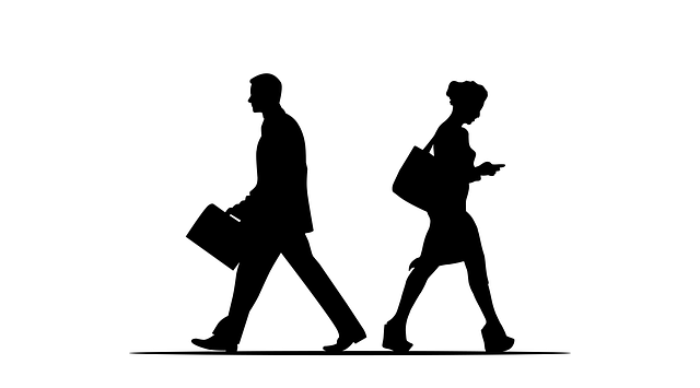 mensen lopen weg van elkaar. Scheiden of blijven? keuze maken relatie