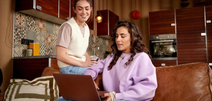 twee dames in overleg.Crypto en de belastingaangifte