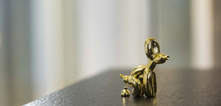 beeldje van een poepend hondje: de scheidplek.