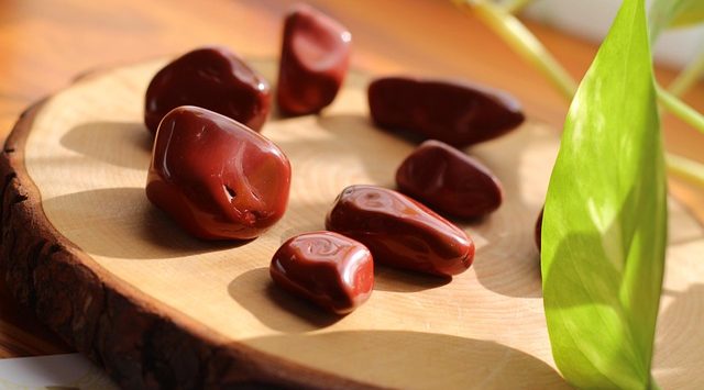 stenen op een houten plateau symbool voor rust in je hoofd na scheiden narcist