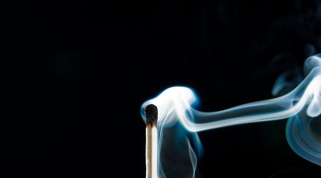 Uitgeblazen lucifer symbool voor scheidingsritueel