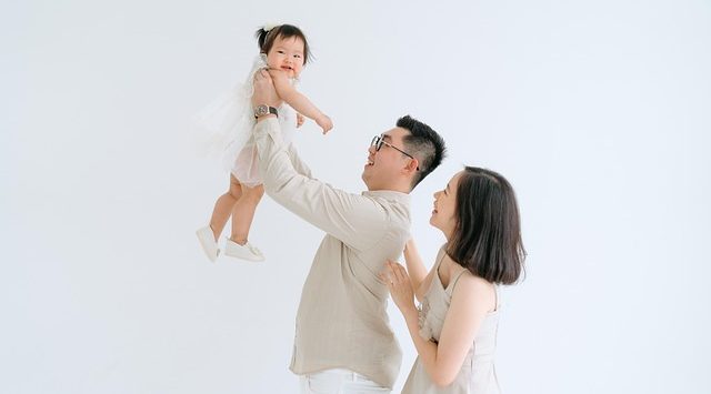 Vader met dochtertje, moeder erachter. symbool voor Stiefouder en opvoeden