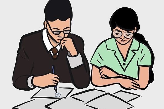 Twee mensen gebogen over papieren symbool voor financieel relatie advies voorkomt scheiden