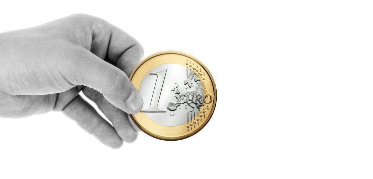 hand geeft euro symbool voor afzien pensioen scheiding schenking