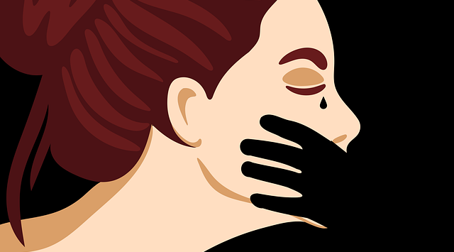 vrouw met hand voor haar mond. Symbool voor scheiden van een narcist: de voorbereiding