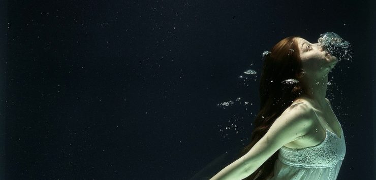 Vrouw onder water. wat kan ademwerk doen?