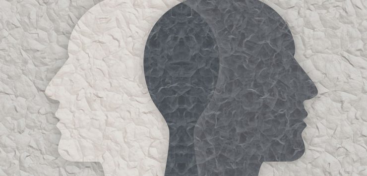 getekende mannenhoofden symbool voor loslaten na de scheiding