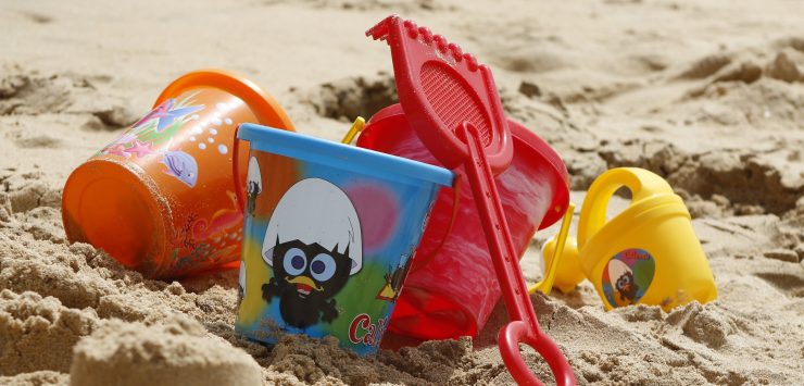 emmertjes schepjes op het strand symbool voor reizen na de scheiding