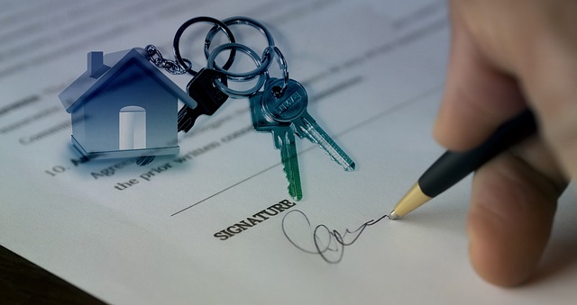 sleutels en contract symbool voor samen een huis kopen alles vastleggen
